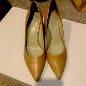 Nine West Nude/Tan Classic Pumps in Great Condition!